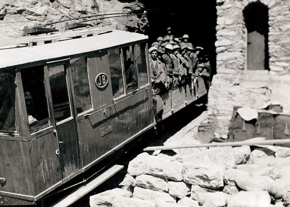 Adolf Guyer-Zeller - Dělníci přijíždějí na směnu při stavbě tunelu