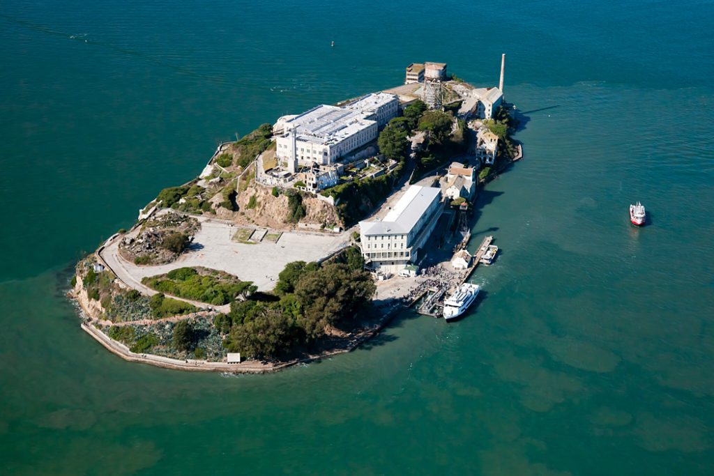 Letecký pohled na ostrov Alcatraz s vězením