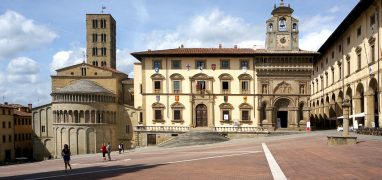 Arezzo - náměstí Piazza Grande s chrámem Santa Maria della Pieve