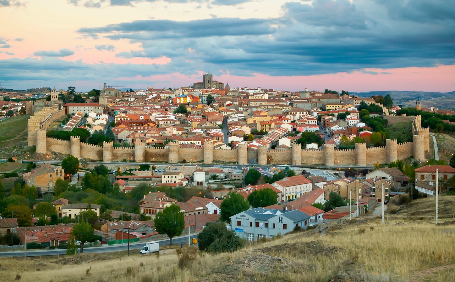 Ávila - celkový pohled na město obehnané hradbami