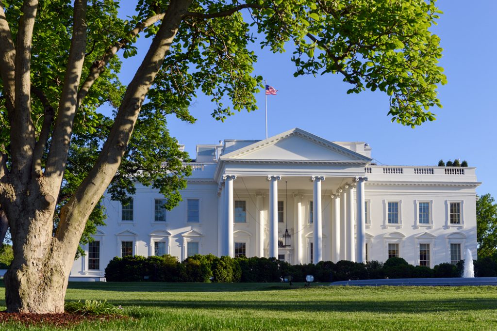 Bílý dům ve Washingtonu - hlavní (severní) průčelí při pohledu z Pennsylvania Avenue