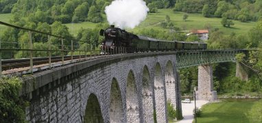 Vlak Transalpina směřující k jezeru Bled