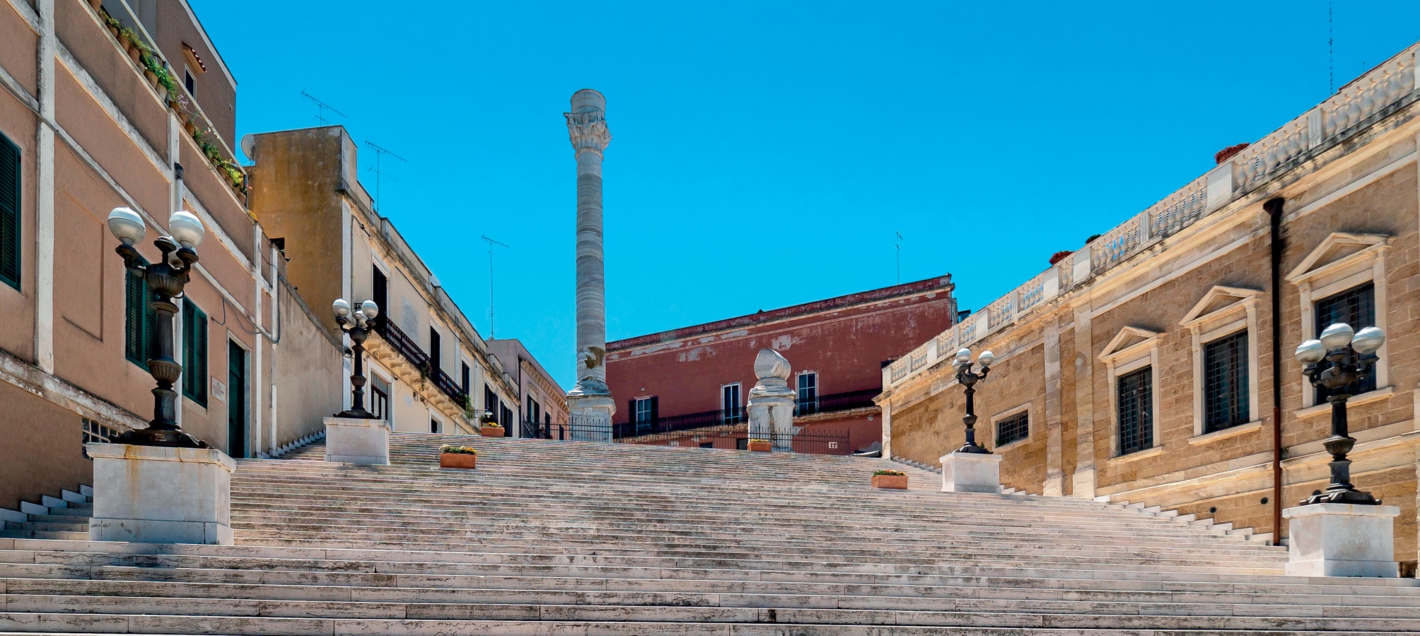 Brindisi - Římský sloup a schodiště Scalinata Vergiliana
