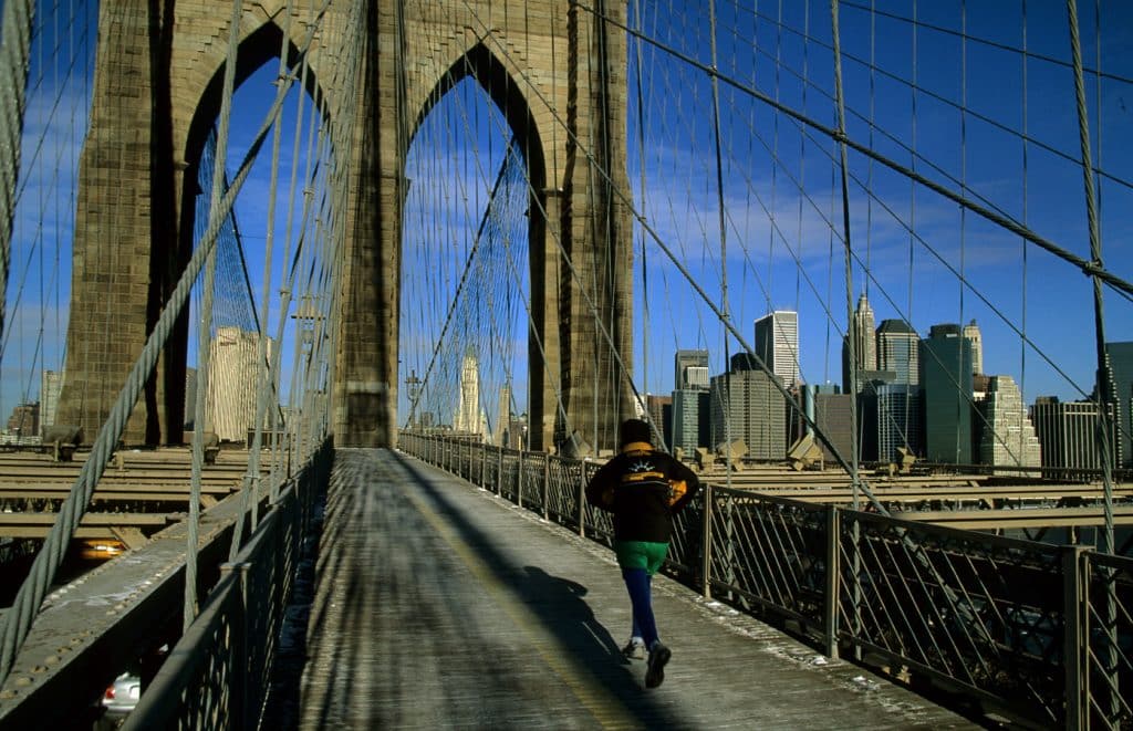 Brooklynský most – chodník pro pěší s běžcem