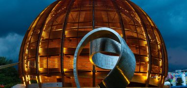 CERN - návštevnícké centrum (Dřevěná kulovitá stavba Glóbus vědy a inovace)