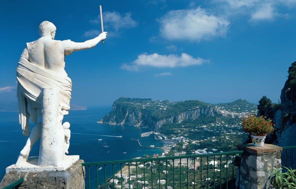 Capri - pohled na moře se sochou Gaia Julia Caesara