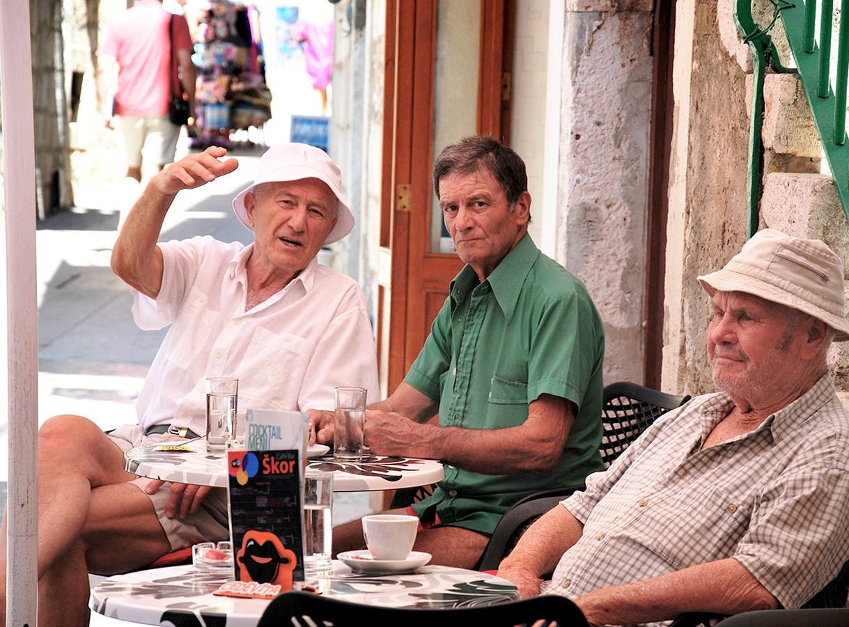 Chorvatské ostrovy - muži sedící na zahrádce kavárny