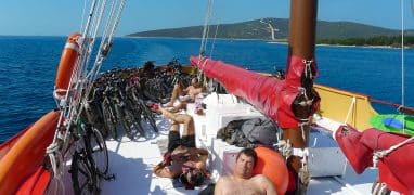 Kololoď - turisté odpočívají na palubě během plavby mezi ostrovy