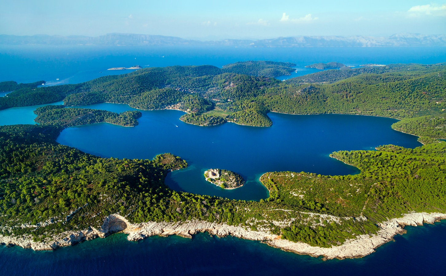 Chorvatské ostrovy - Velké jezero uprostřed ostrova Mljet