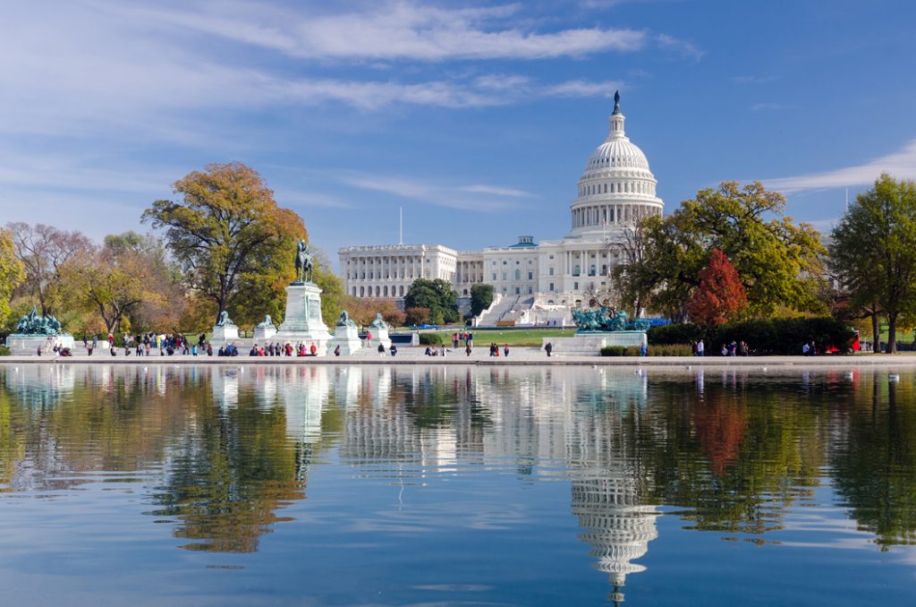 Pohled na Kapitol přes Capitol Reflecting Pool
