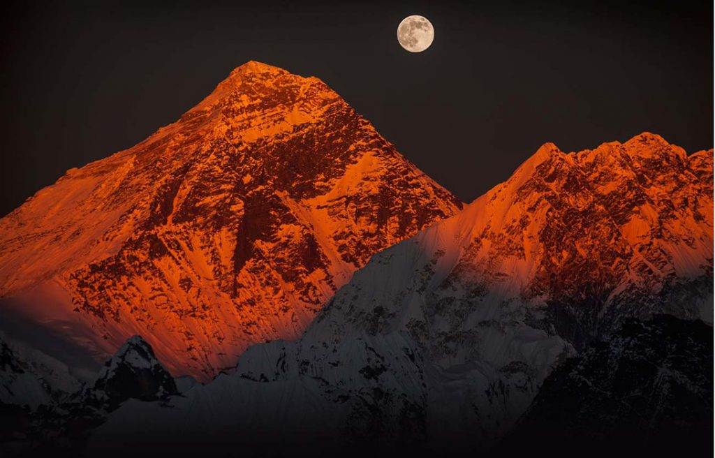 Mount Everest v západu slunce