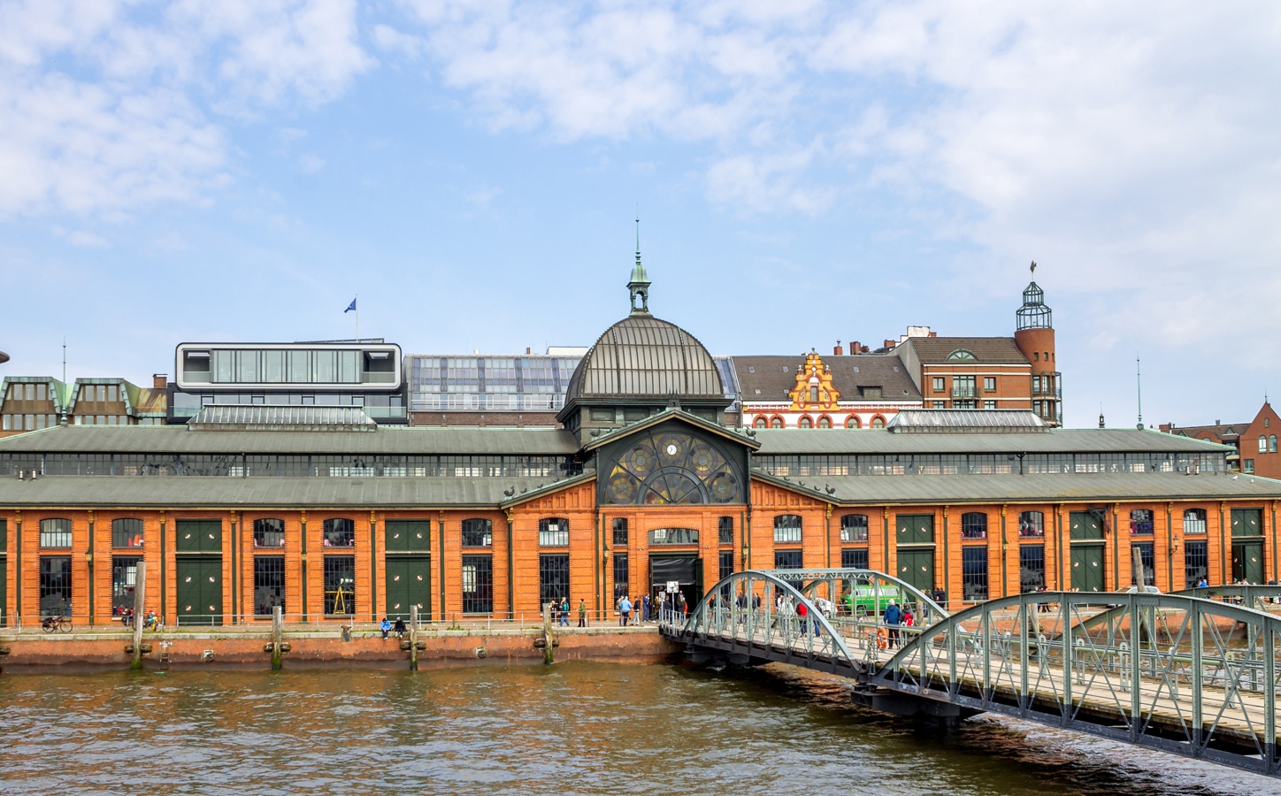 Celkový pohled na budovu Fischmarktu v Hamburku