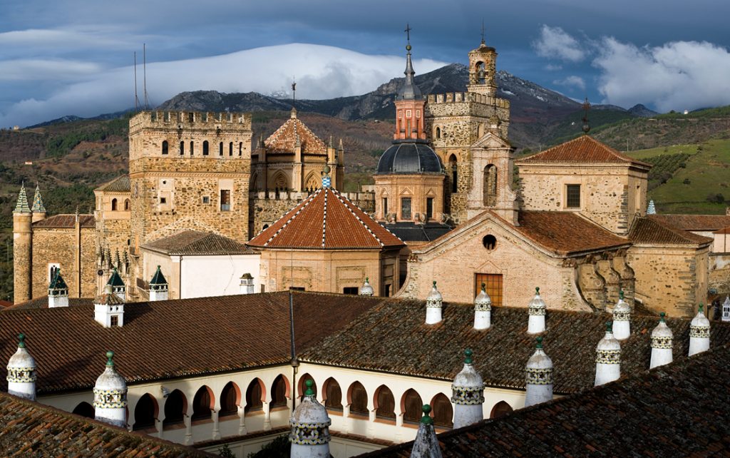 Celkový pohled na komplex královského kláštera Santa Maria de Guadalupe