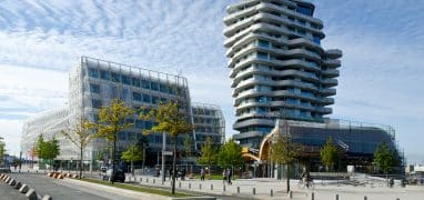 HafenCity - centrála společnosti Unilever pro Německo, Rakousko a Švýcarsko, vedle ní obytný komplex Marco-Polo-Tower. Obě stavby jsou dílem stuttgartské kanceláře Behnisch Architekten