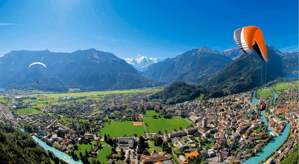 Interlaken z ptačí perspektivy s paraglidisty