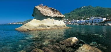 Ischia - skála v moři u pobřeží