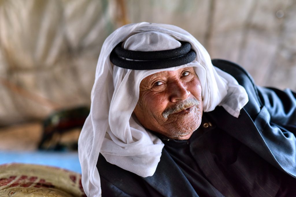 Jordánci - Tradiční pokrývka hlavy jordánských mužů je bílý nebo károvaný šátek (šimágh či kúfíja), který je upevněn iqálem – kroužkem z černé příze