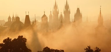 České království v době Lucemburků - pohlední na Staré Město Pražské v ranní mlze