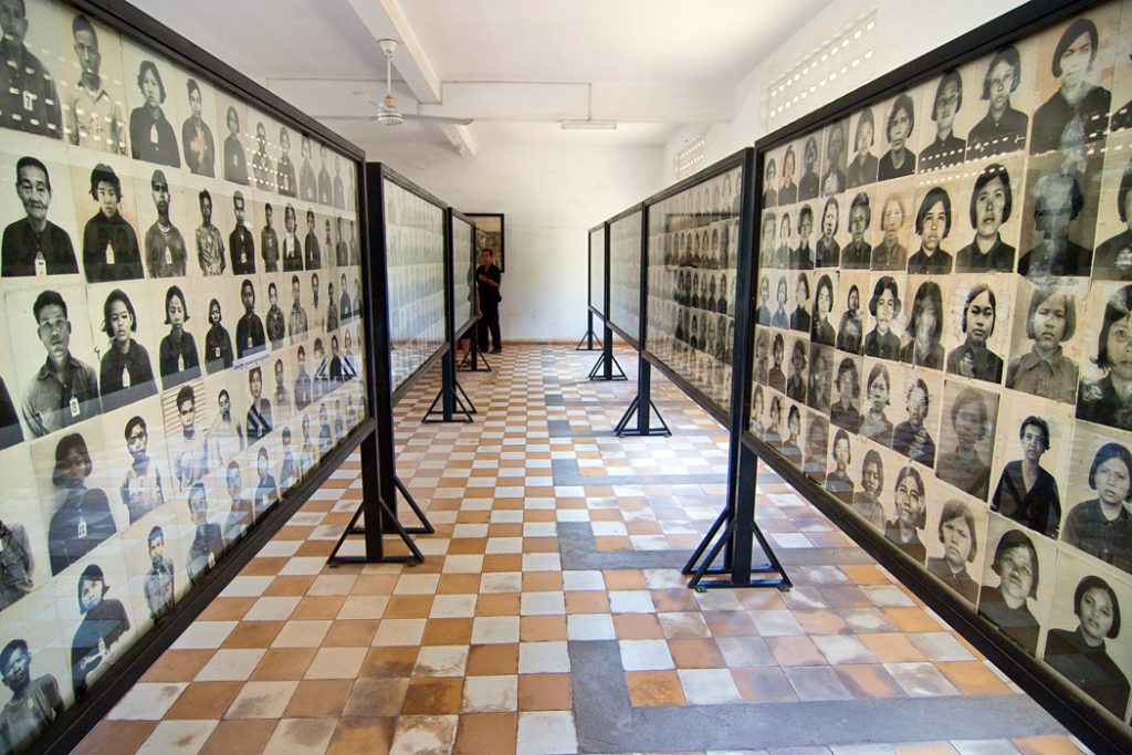 Rudí Khmérové - panely s fotografiemi v muzeu ve věznici Tuol Sleng