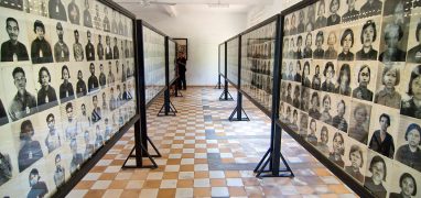 Rudí Khmérové - panely s fotografiemi v muzeu ve věznici Tuol Sleng