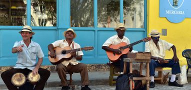 Pouliční hudebníci ve staré Havaně