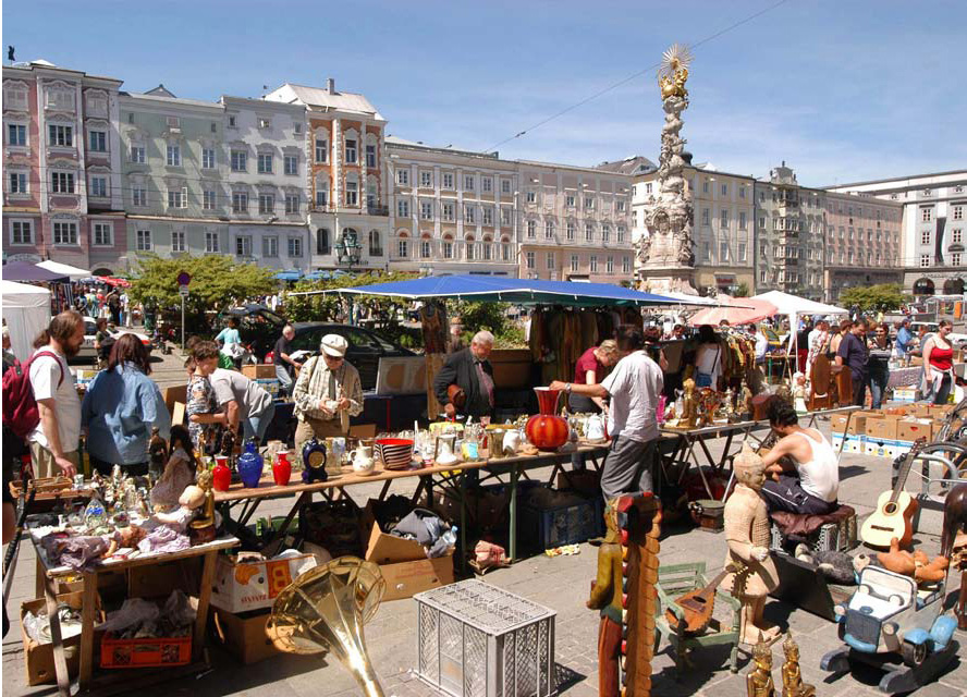 Linec - Bleší trh na hlavním lineckém náměstí (Hauptplatz)