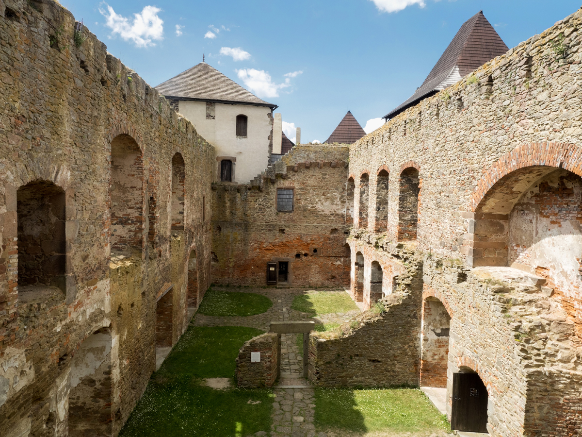 Hrad Lipnice - pohled do staré části hradu