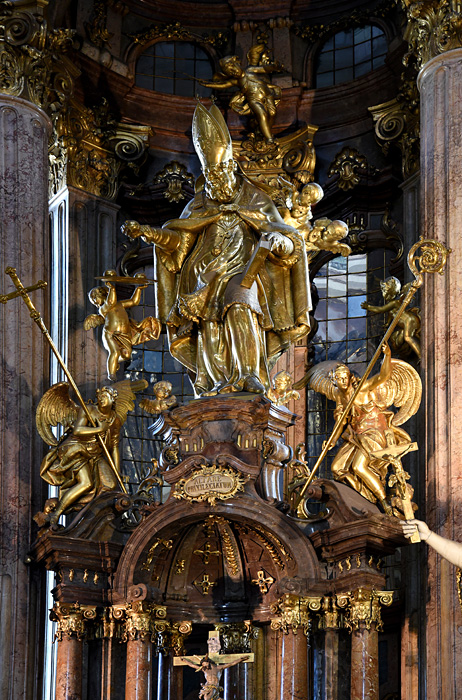 Chrám sv. Mikuláše na Malé Straně - pozlacená plastika sv. Mikuláše na vrcholu hlavního oltáře