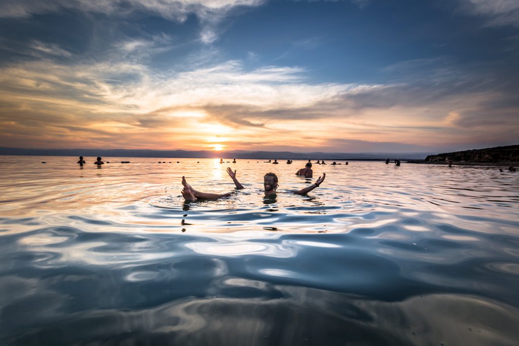 Mrtvé moře - koupel v západu slunce