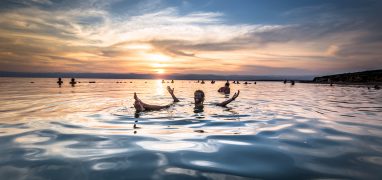 Mrtvé moře - koupel v západu slunce