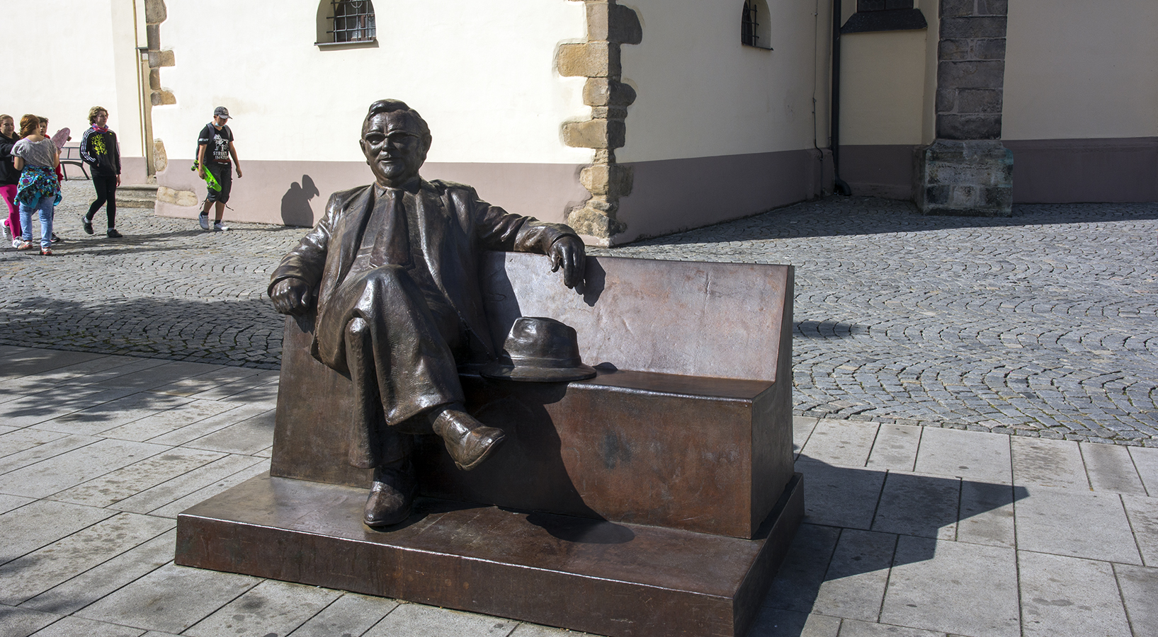 Náchod - socha Josefa Škvoreckého od Josefa Faltuse