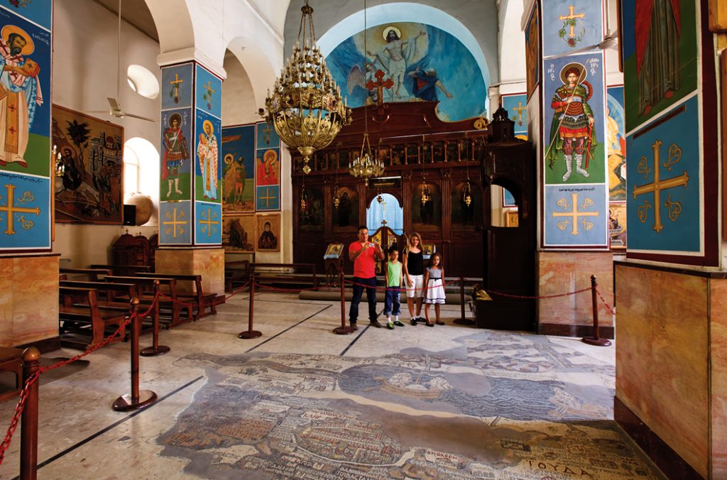 Mádaba - pravoslavný kostel sv. Jiří s podlahovou mozaikovou mapou Svaté země