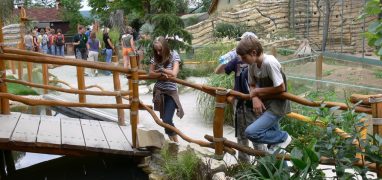 Lovecký zámek Ohrada - děti v přilehlé zoologické zahradě