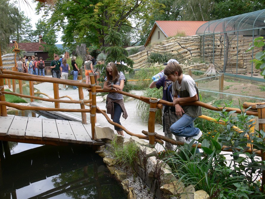 Lovecký zámek Ohrada - děti v přilehlé zoologické zahradě