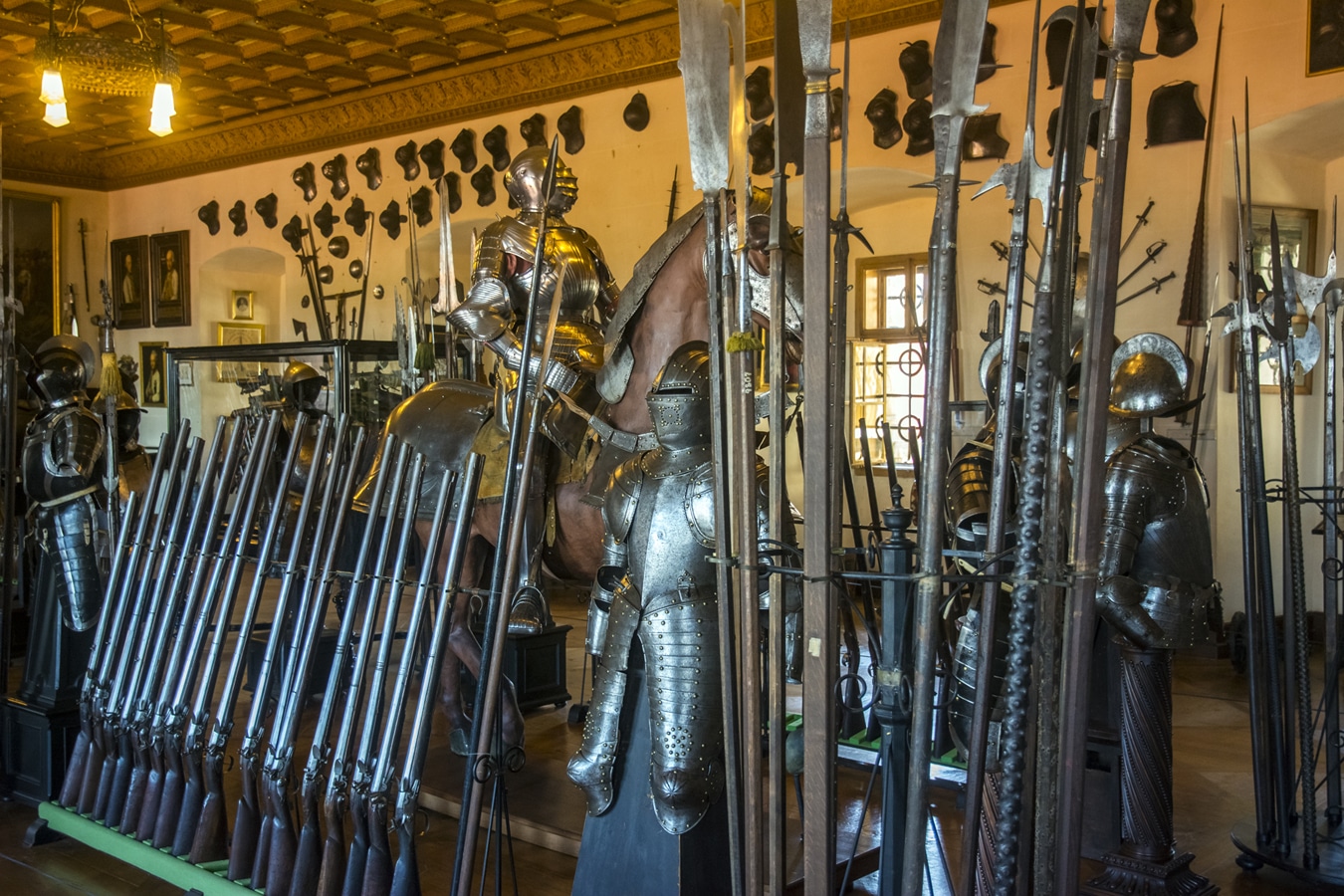 Zámek Opočno - Rytířský sál s expozicí zbraní a brnění