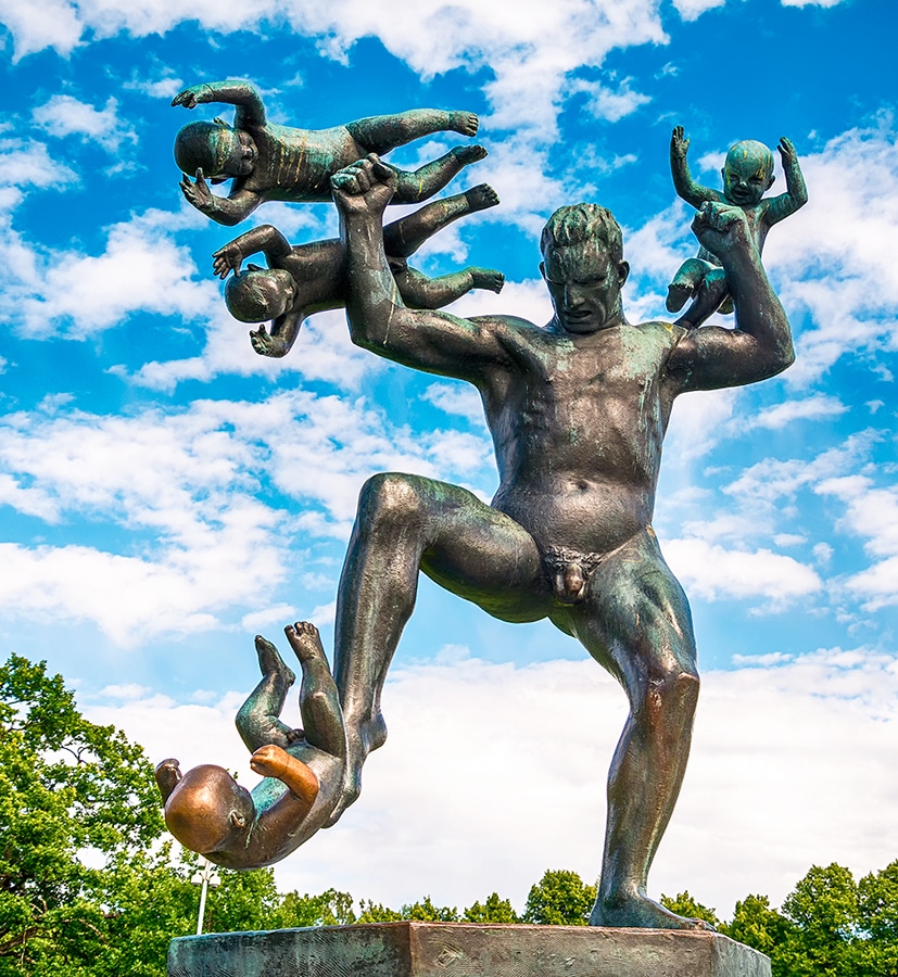 Oslo - plastika Gustava Vigelanda "Otec hrající si s dětmi" v parku Frogner