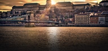 Budapešť - Budskému Hradnímu vrchu dominuje rozlehlý komplex někdejšího královského paláce