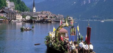 Rakouské tradice - Nazdobené čluny na Hallstattském jezeře o svátku Božího těla