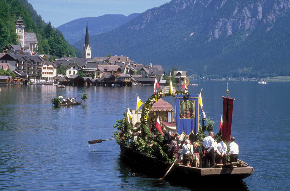 Rakouské tradice - Nazdobené čluny na Hallstattském jezeře o svátku Božího těla