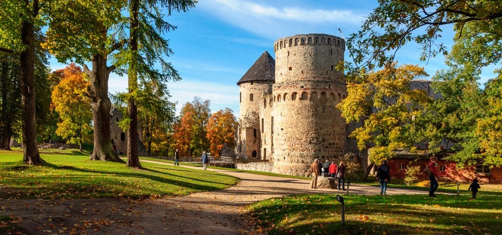 Pobaltí - Částečně obnovený lotyšský hrad Cēsis