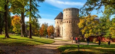Pobaltí - Částečně obnovený lotyšský hrad Cēsis