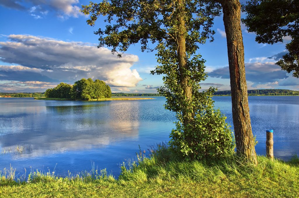 Polsko - jezero Święcajty v jezerním komplexu Mamry v oblasti Mazurských jezer