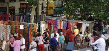 El Rastro - prodej obnošeného oblečení na Ribera de Curtidores