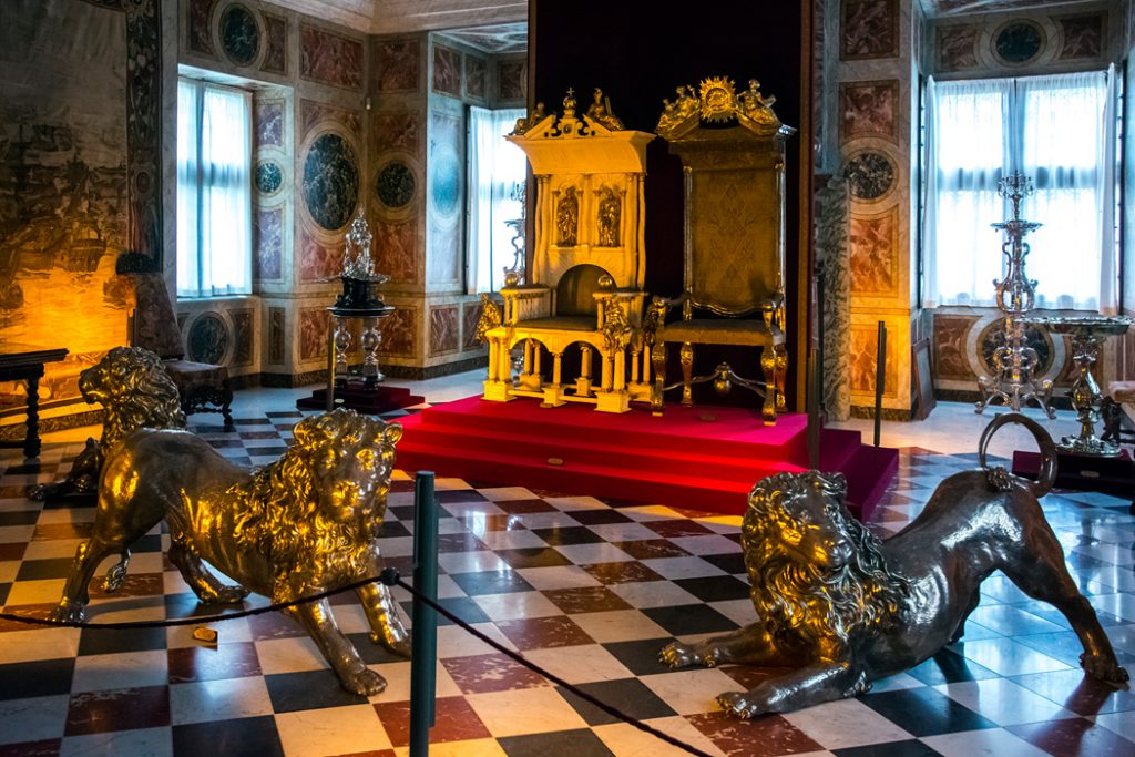 Rosenborg - Tři stříbrní lvi střeží v „rytířském sále“ neboli „velké síni“ trůn krále