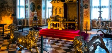 Rosenborg - Tři stříbrní lvi střeží v „rytířském sále“ neboli „velké síni“ trůn krále