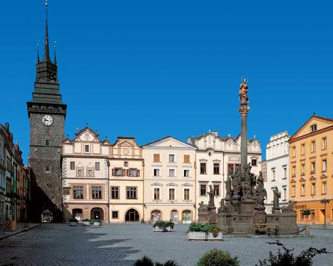 Pardubice - pohled na Pernštýnské náměstí s mariánským sloupem