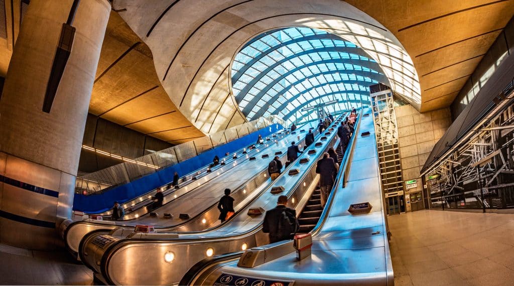 Jednu z nejmodernějších a největších stanic metra Canary Wharf navrhl architekt Norman Foster