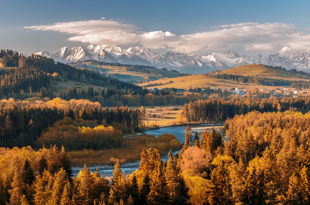 Tatry - podzimní pohled na polské Tatry přes údolí řeky Białky