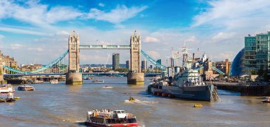 Temže v Londýně - pohled na řeku s Tower Bridge