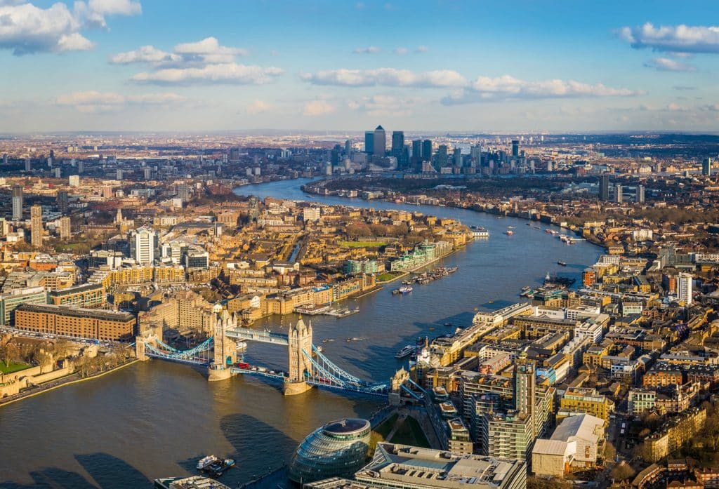 Letecký pohled na Temži s Tower Bridge